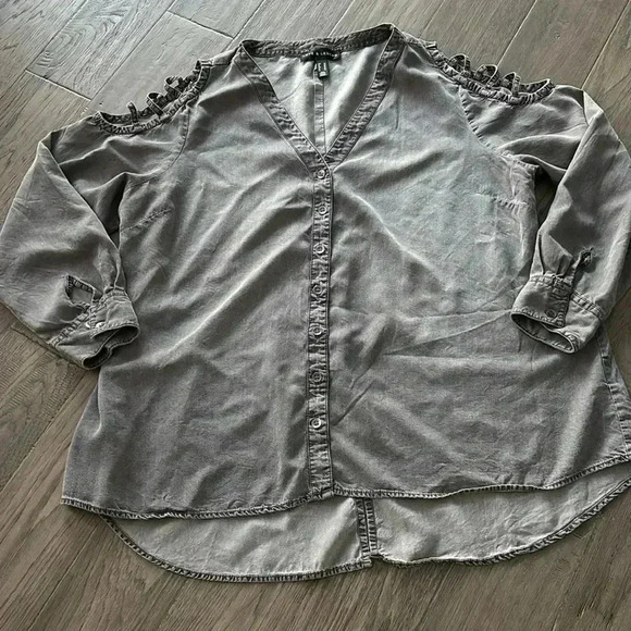 Love & Legend | Grey long sleeve peak a boo shoulder blouse - Picture 2 of 10